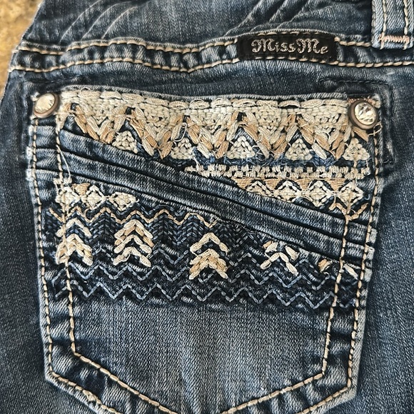 Miss Me Mid Rise Capris Size 26 Color DK 474C - Picture 2 of 6